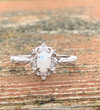 Load image into Gallery viewer, Solid gold vintage style keepsake ring